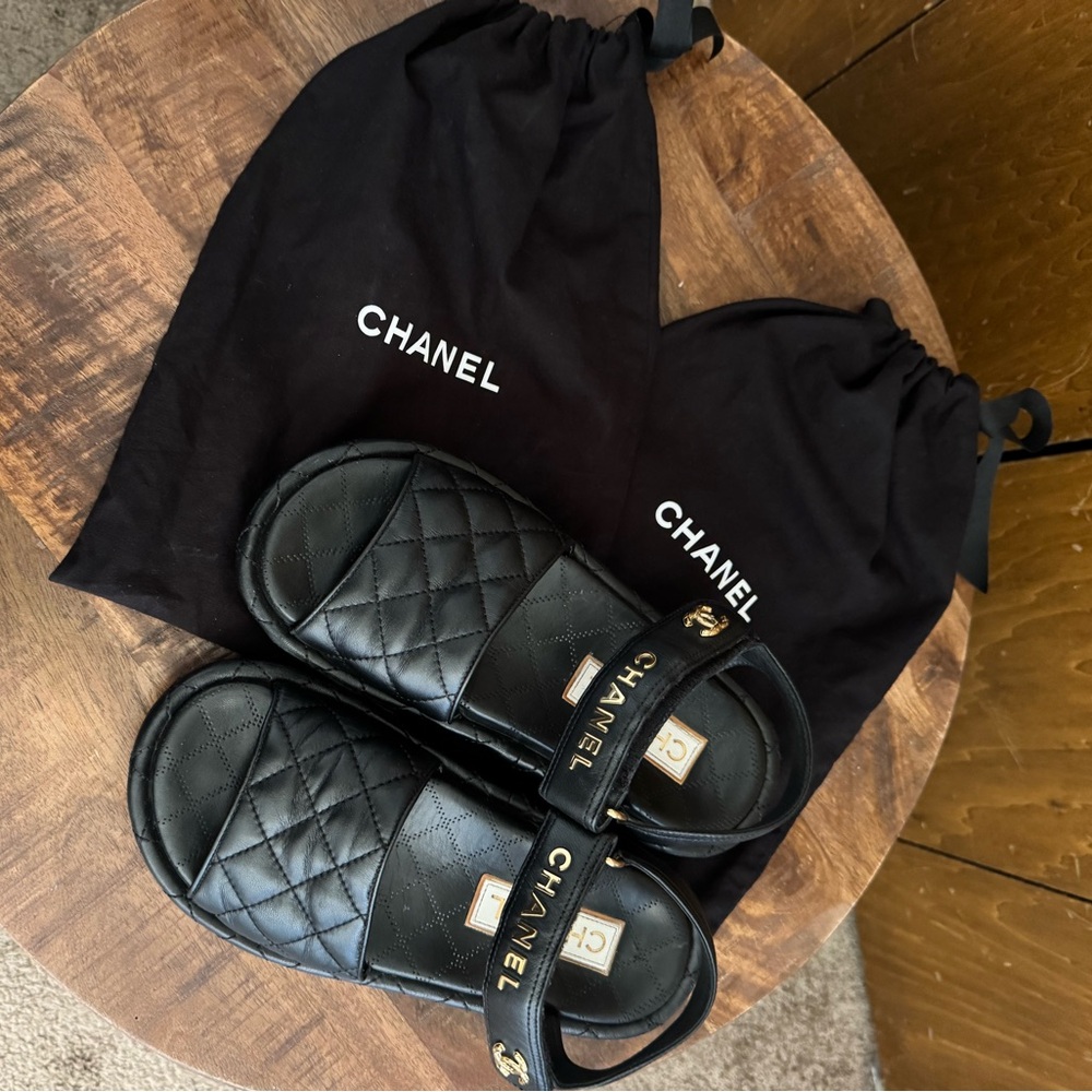 Chanel black quilted lambskin "Dad "sandals, featuring gold-tone CC logo Size 38